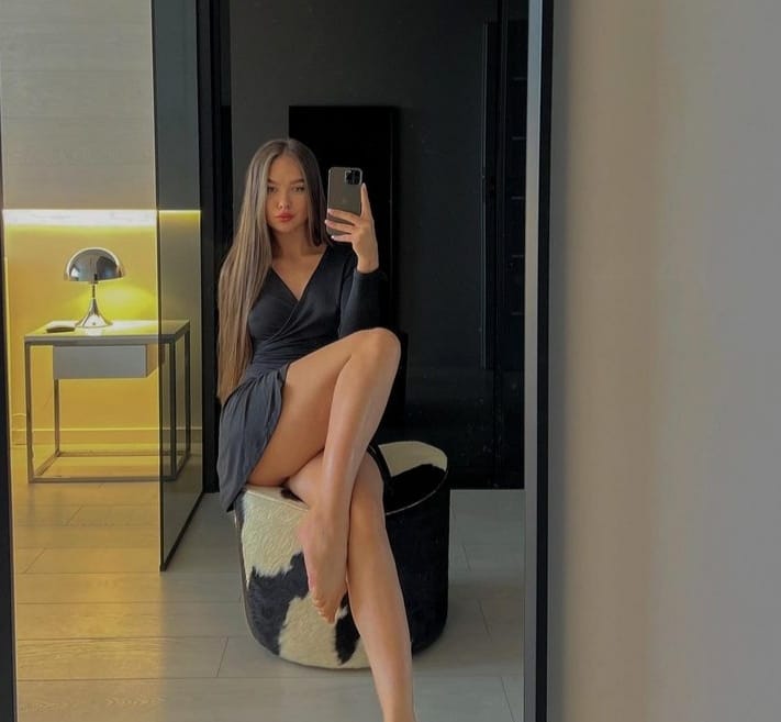 Top escort Milano Anna at luxury dinner